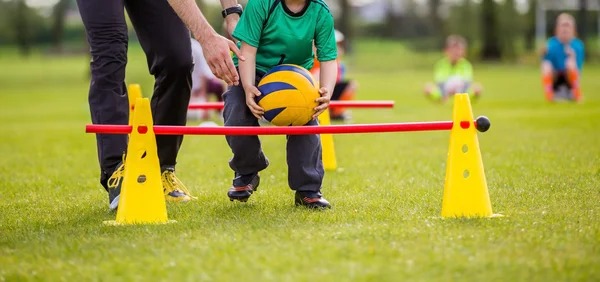 [图]国王杯-姆巴佩双响 皇马3-2塔拉维亚晋级16强